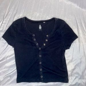 Black buttoned low-cropped tee